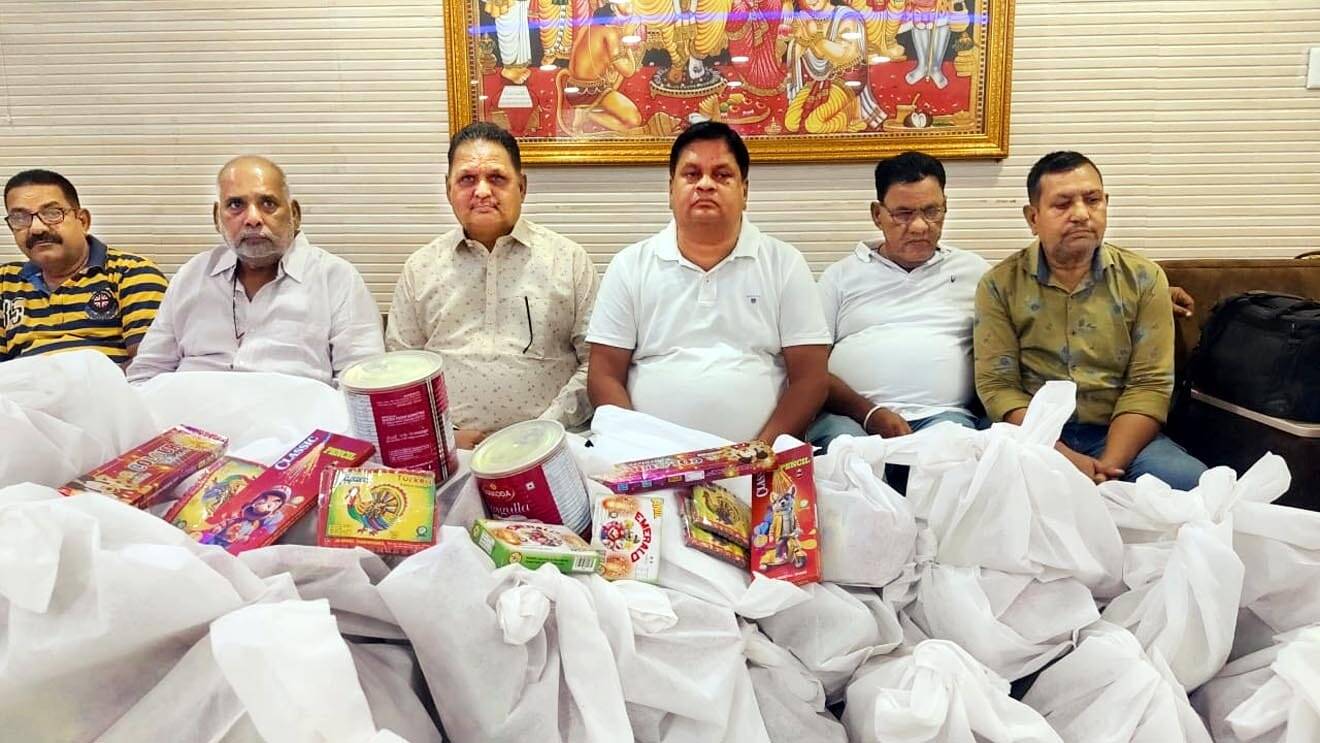 BIKANER : कच्ची बस्तियों व जरुरतमंद बच्चों को मिठाइयां व पटाखों का किया वितरण