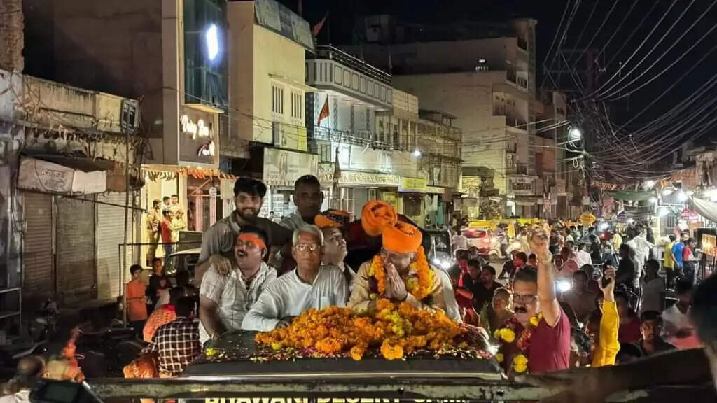 खुली जीप में देर रात जेठानंद का जुलूस बीकानेर की सड़कों से गुजरा