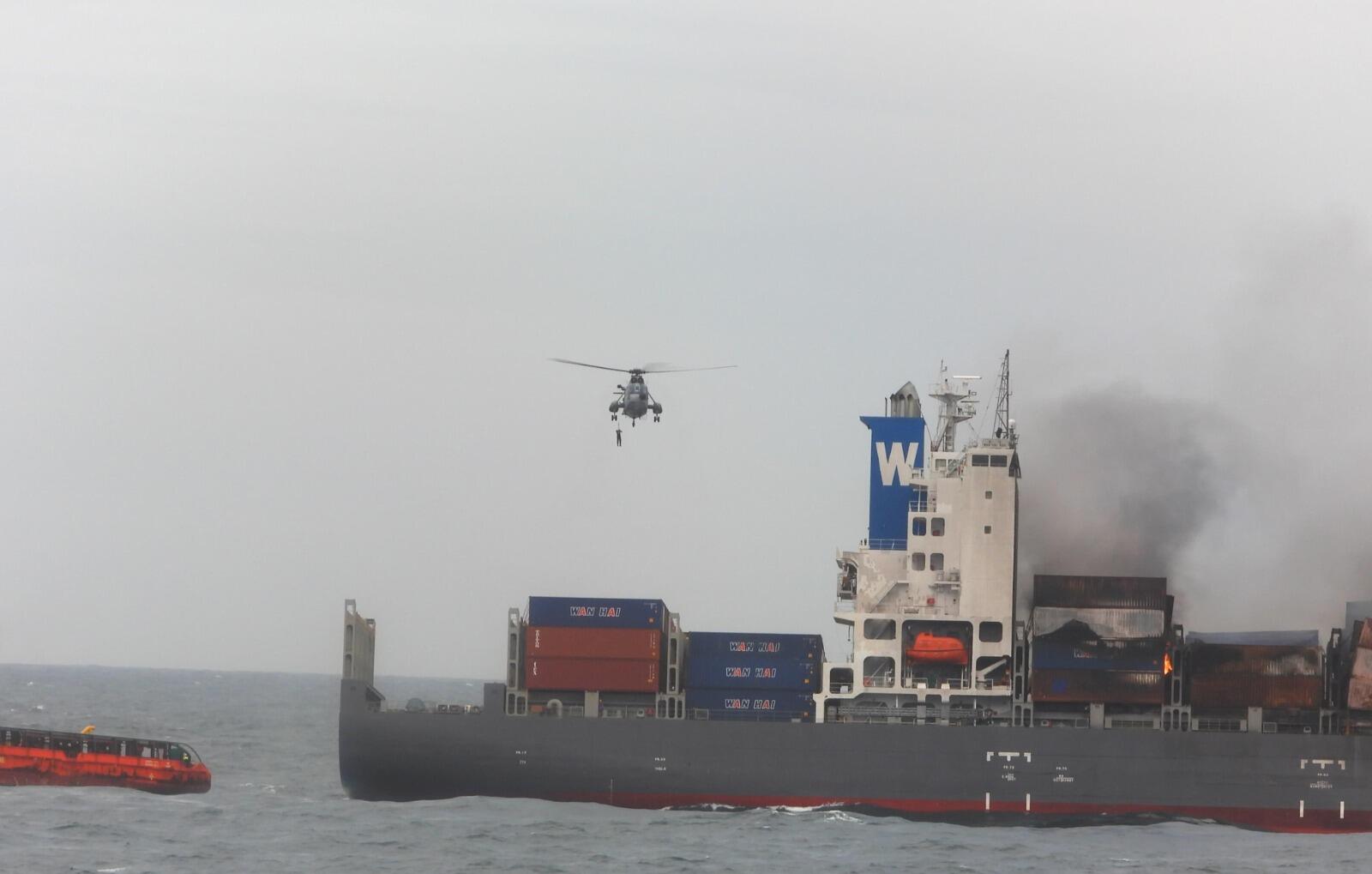 Singaporean Vessel MV Wan Hai 503 पर जान जोखिम में डाल उतरा भारतीय दल, खतरा टाला!