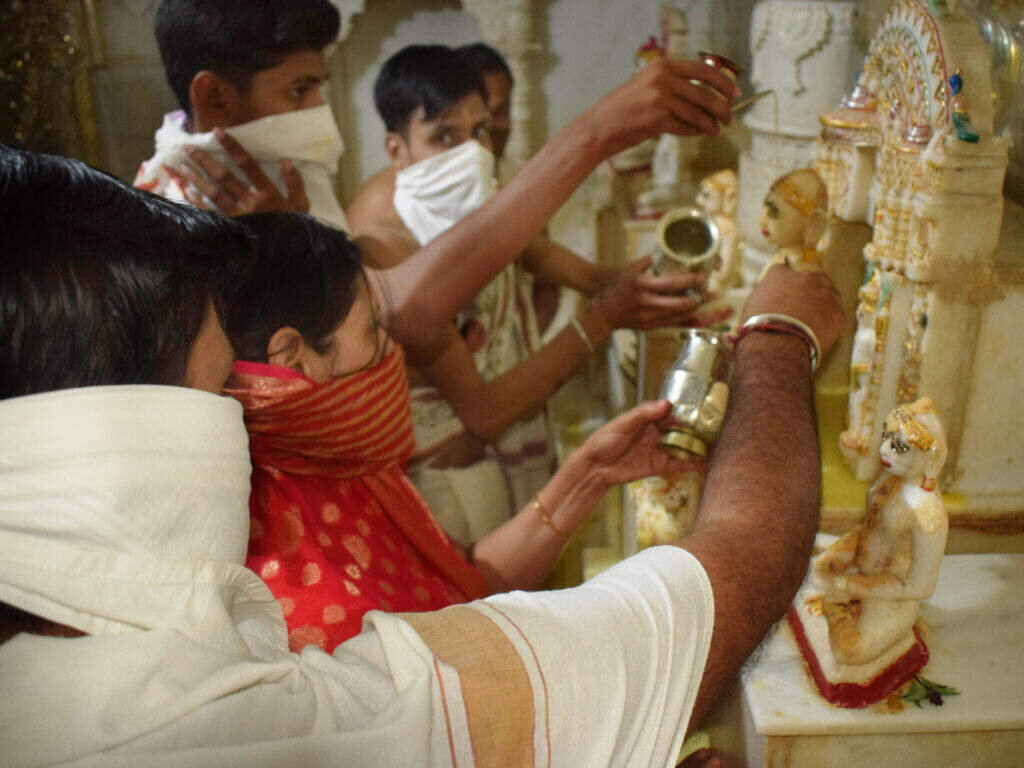 भगवान महावीर जयंती : भक्तामर पाठ, पक्षाल-चंदन पूजा, अहिंसा रैली, ध्वजा चढ़ाई