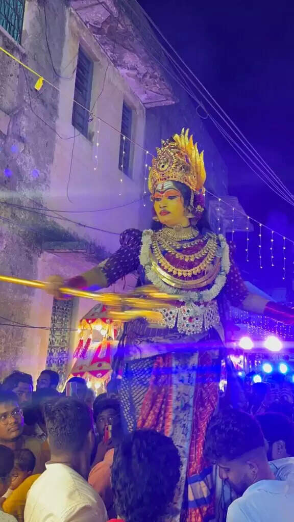 BONALU : यहां माँ काली के विकराल रूप का दर्शन करने सड़कों पर उमड़ रही भीड़