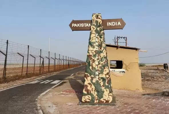 पाकिस्तान की सीमा से उड़कर आया बाज, BSF ने पकड़ा