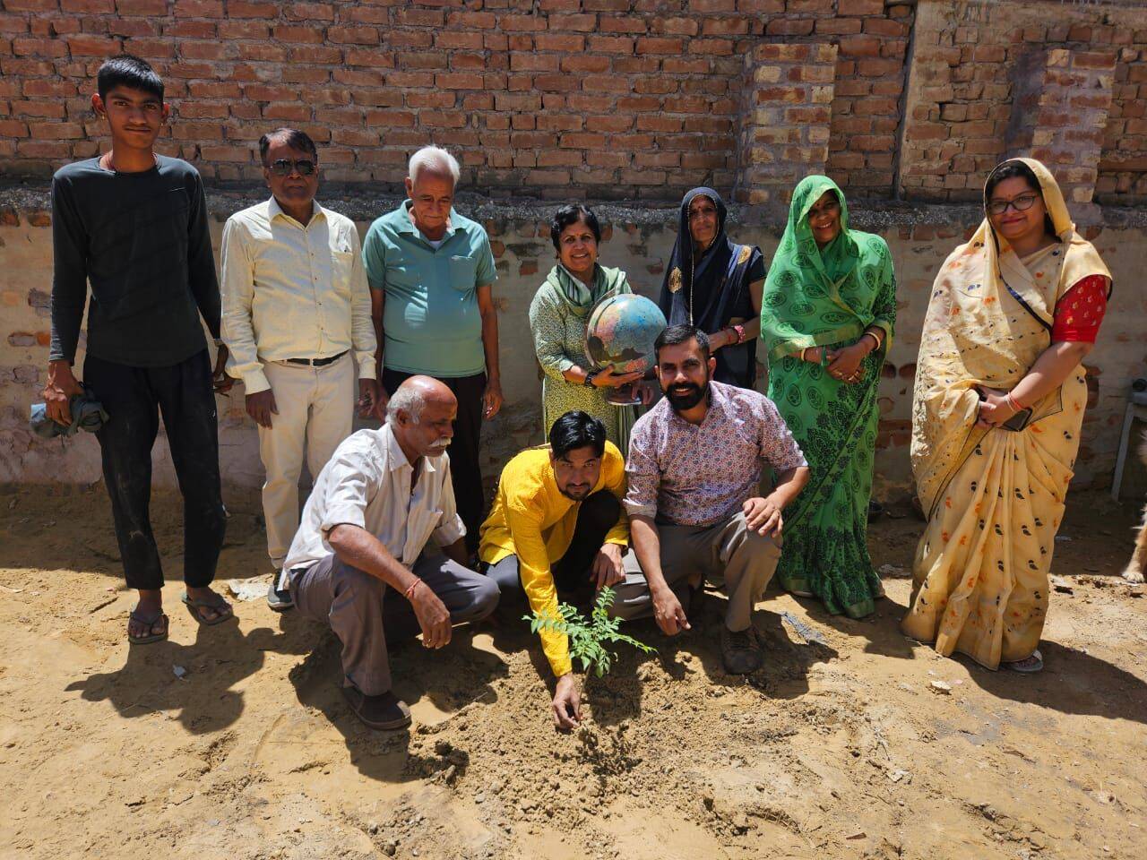 Bikaner: पृथ्वी दिवस पर हिमालय परिवार ने वृक्षारोपण किया