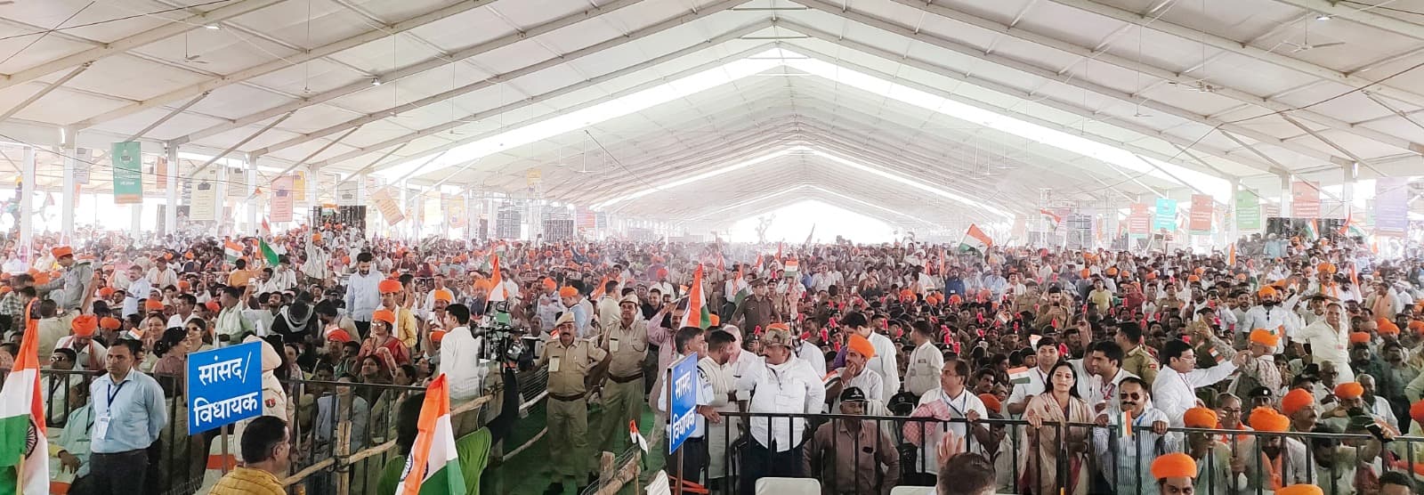 PM Modi in Bikaner : भारत माता के नारों से गूंजी मां करणी की धरती, केसरिया पगड़ी से अटा पांडाल