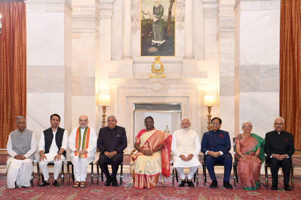आडवाणी को भारत रत्न: प्रधानमंत्री नरेन्द्र मोदी, उपराष्ट्रपति धनखड़, वैंकया नायडु रहे मौजूद