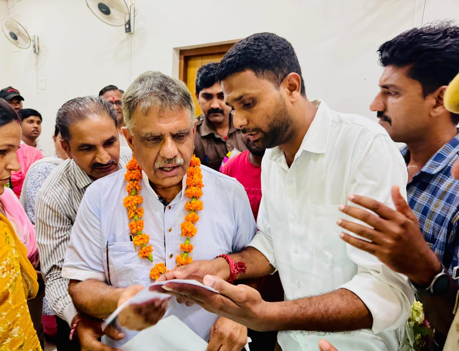 बीकानेर की बदहाली: खुले नालों में गिरते गौवंश और इंसान, प्रशासन मौन - युवा कांग्रेस नेताओं ने ऊर्जा मंत्री से की शिकायत
