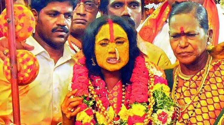 BONALU : यहां माँ काली के विकराल रूप का दर्शन करने सड़कों पर उमड़ रही भीड़