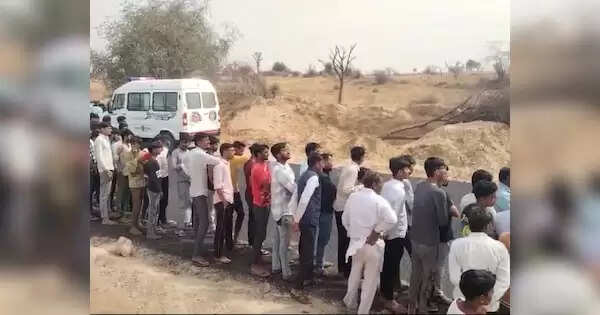 शव मिट्टी में दबा हुआ मिला