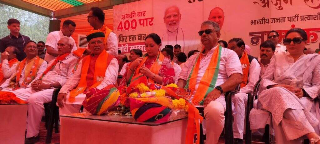 दो कैबिनेट मंत्रियों, पांच विधायकों, विधानसभा प्रत्याशियों सहित भाजपा नेताओं के साथ नामांकन दाखिल कर अर्जुनराम ने शुरू किया प्रचार