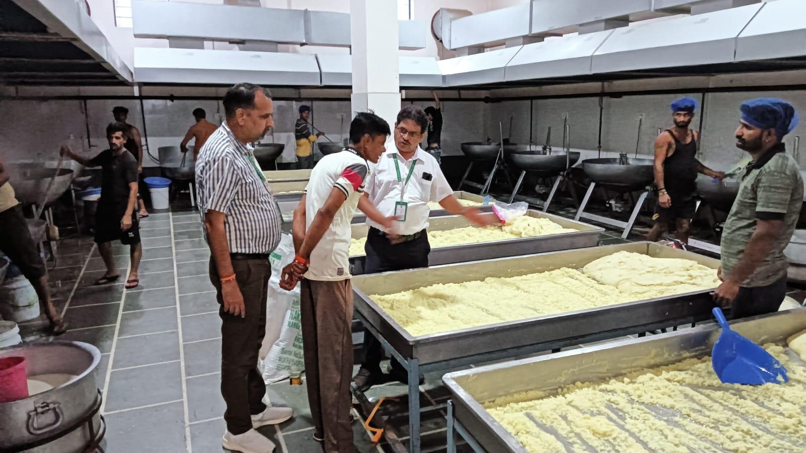 स्वास्थ्य विभाग की करणी औद्योगिक क्षेत्र और वल्लभ गार्डन में मिठाई व दूध प्रतिष्ठानों पर कार्रवाई