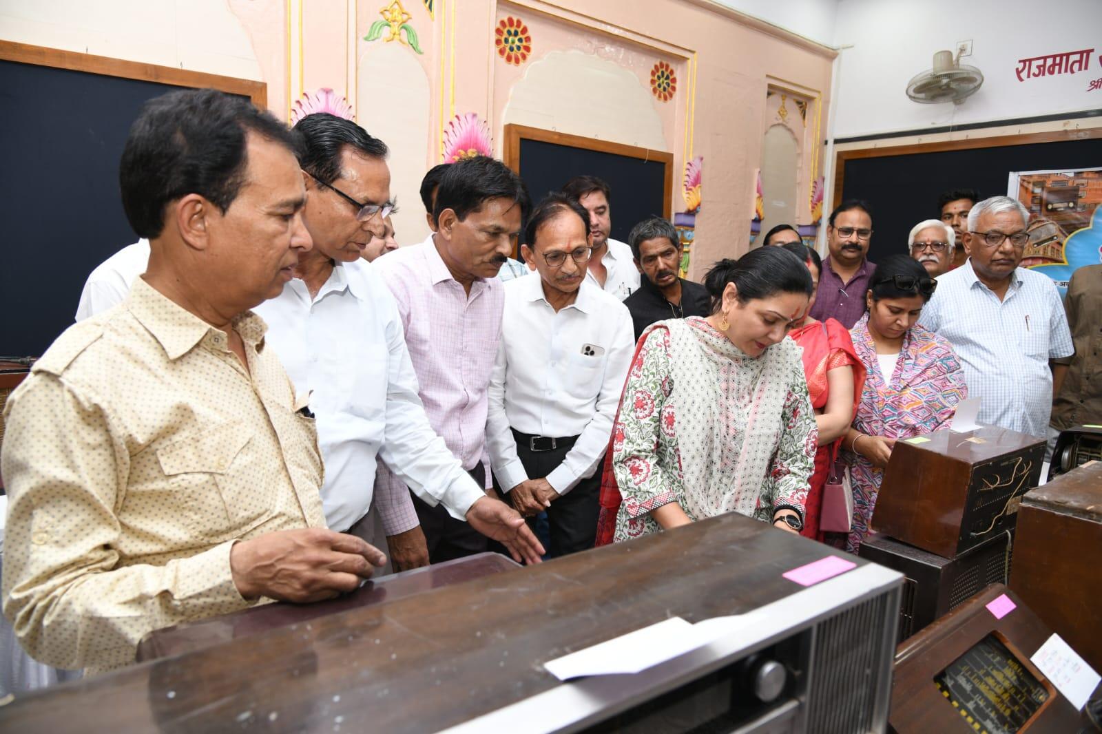 बीकानेर नगर स्थापना दिवस पर विधायक सिद्धि कुमारी ने किया उद्घाटन, 100 दुर्लभ क्लासिक रेडियो को किया प्रदर्शित