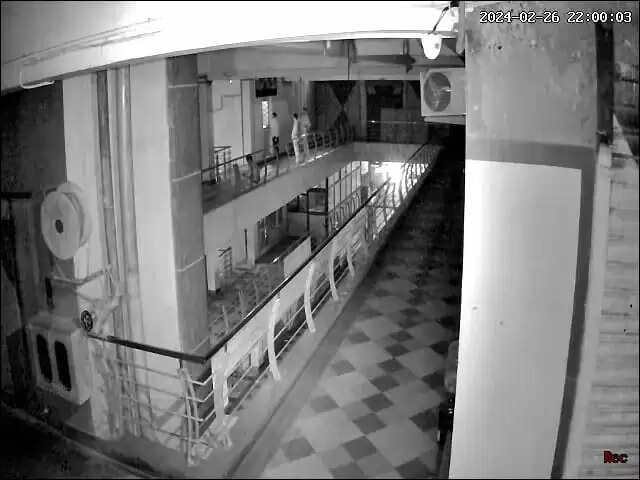 क्या ये स्पा ही है? देर रात तक पहुंचते हैं लड़के-लड़कियां