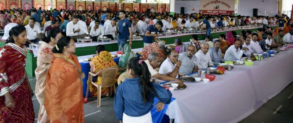 खास आयोजन : 48 मिनट के एक मुर्हूत में 2500 ने जैन सात्विक भोजन ग्रहण किया