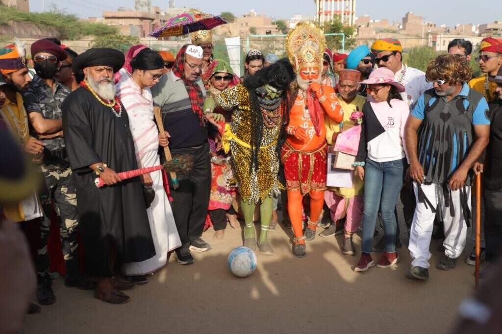 फागणिया फुटबाल: बीकानेर के धरणीधर मैदान में स्वांगों के फुटबॉल मैच ने खूब गुदगुदाया