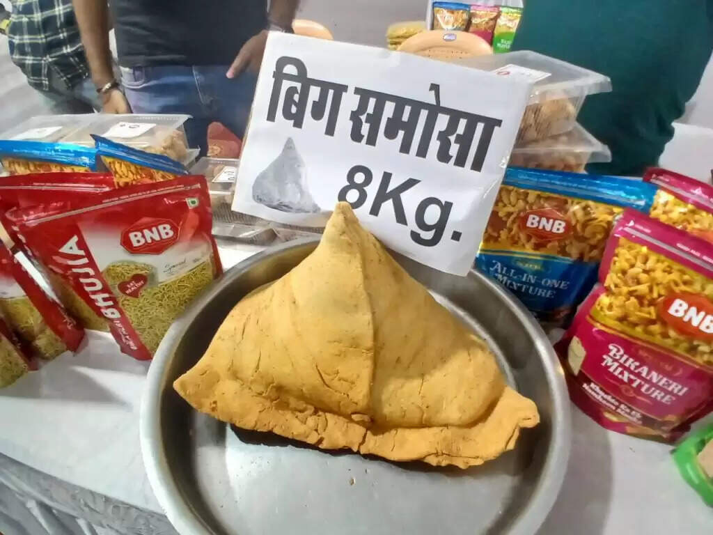 SVEEP Food Carnival : 25 किलो की ब्रेड, 20 किलो का बर्गर, 5 किलो का पिज़्ज़ा, 30 इंच पापड़ सब पर मतदान का संदेश