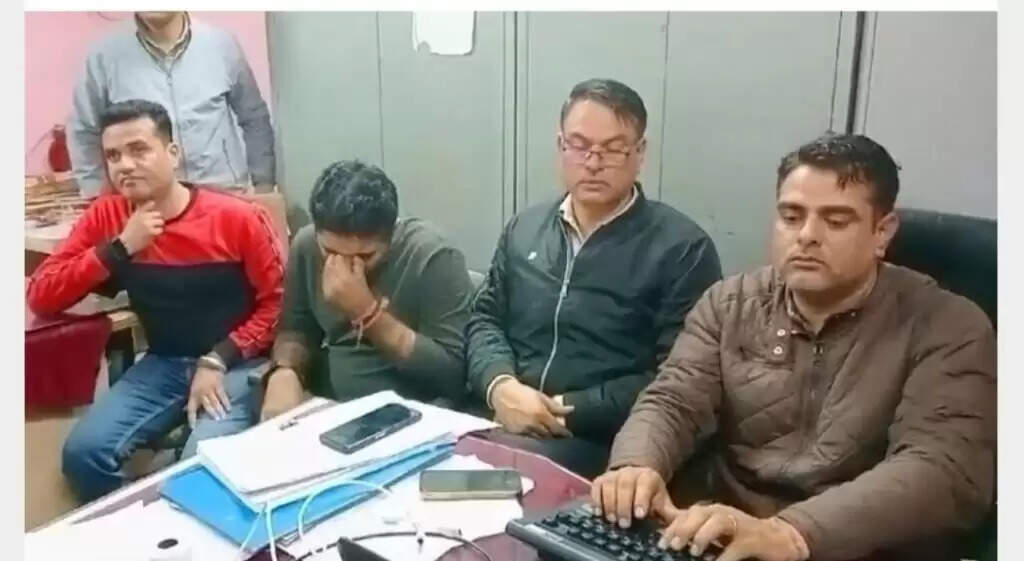 स्ट्रीट लाइट के 19 लाख बकाया, फुल पेमेंट के बदले 4.25 प्रतिशत के हिसाब से मांगे 80 हजार