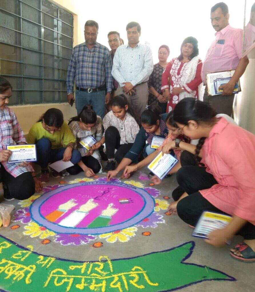 छात्राओं ने रंगोली बनाकर मतदाताओं को जागरूकता का संदेश दिया