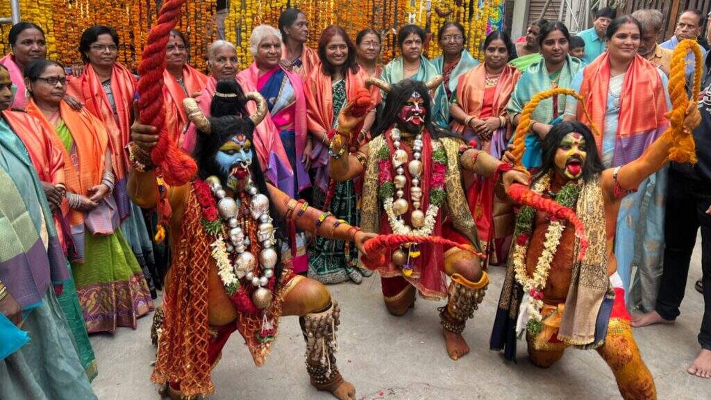 BONALU : यहां माँ काली के विकराल रूप का दर्शन करने सड़कों पर उमड़ रही भीड़
