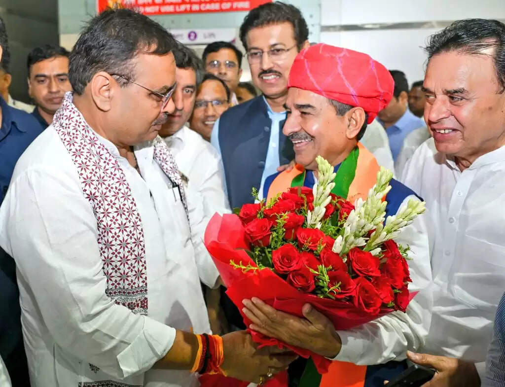 मंत्रियों को एयरपोर्ट में नहीं घुसने दिया, जोगेश्वर गर्ग लौटे