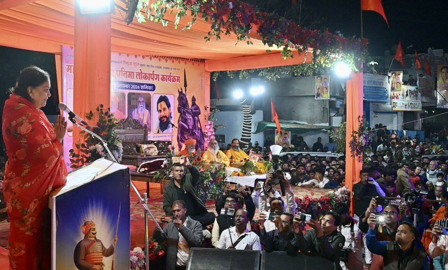 Rajasthan BJP : सात में से पांच सीटें जीतने पर राजे ने भाजपा कार्यालय पहुंच विधायकों को बधाई दी