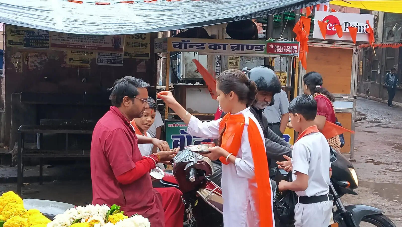 नवरात्र के उपलक्ष में  स्कूल के बच्चे सब के तिलक करते हुवे