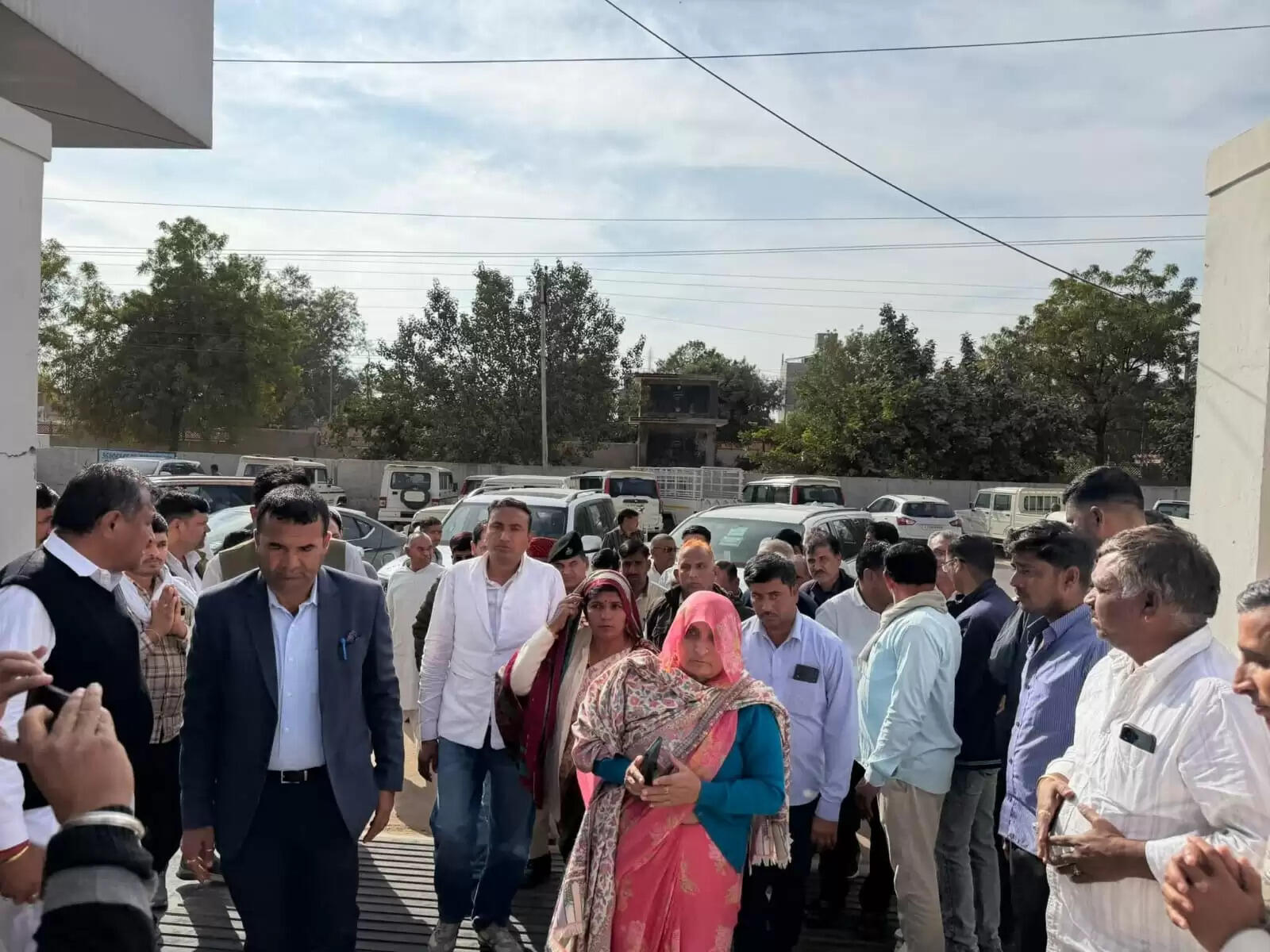 पति के अंत्येष्टि स्थल पर ठिठकी.. फफकी.. फिर उसी के रास्ते चल पड़ी सुशीला