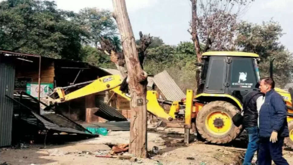 Illegal construction demolished  जीरकपुर-शिमला हाइवे किनारे किए गए 40 साल पुराने अतिक्रमण को गिराया&nbsp;