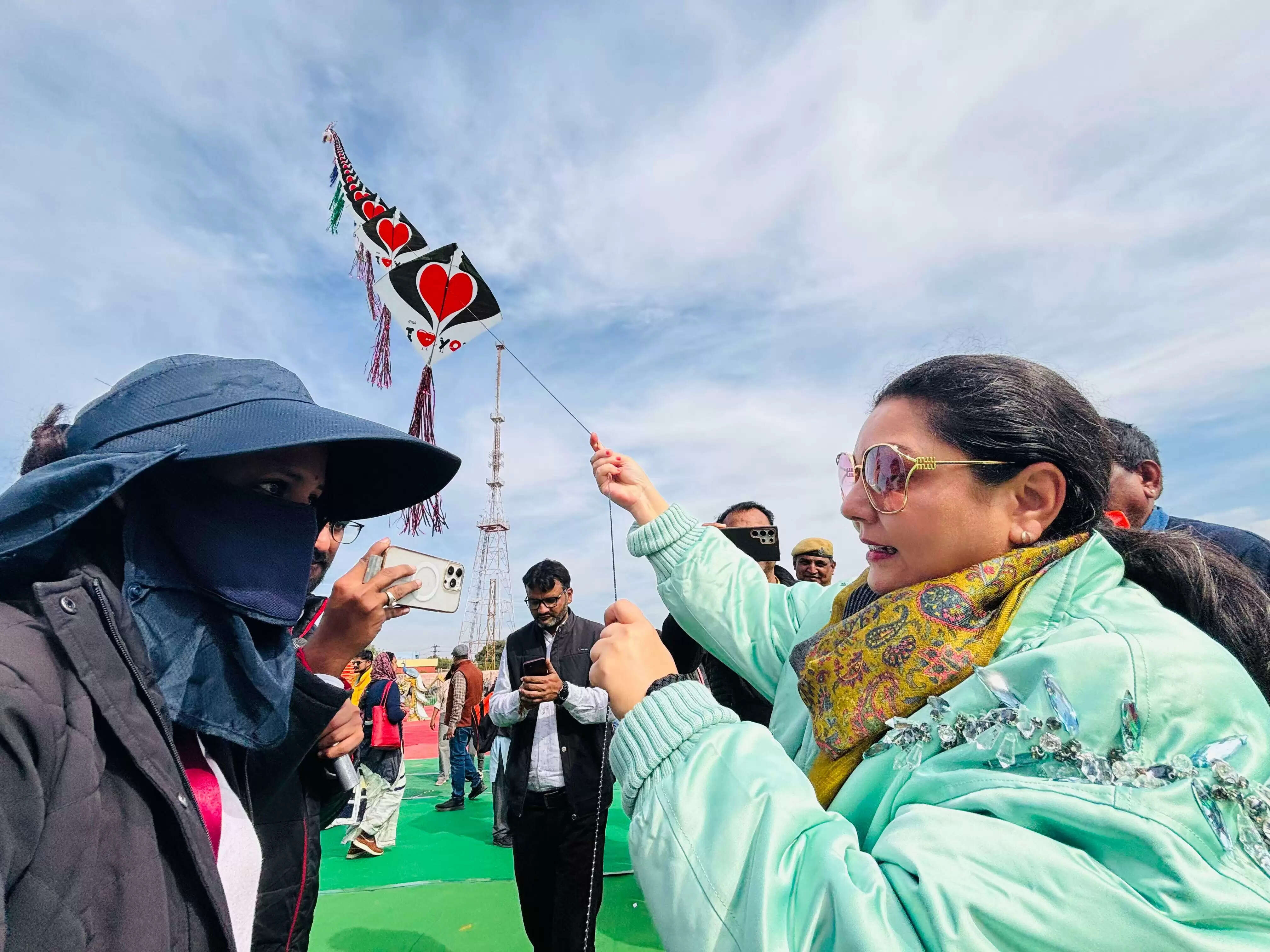 बीकानेर में मस्ती मस्ती का मेला Ajoo Gooja शुरू, बच्चों के साथ नाच उठे कलेक्टर, विधायक