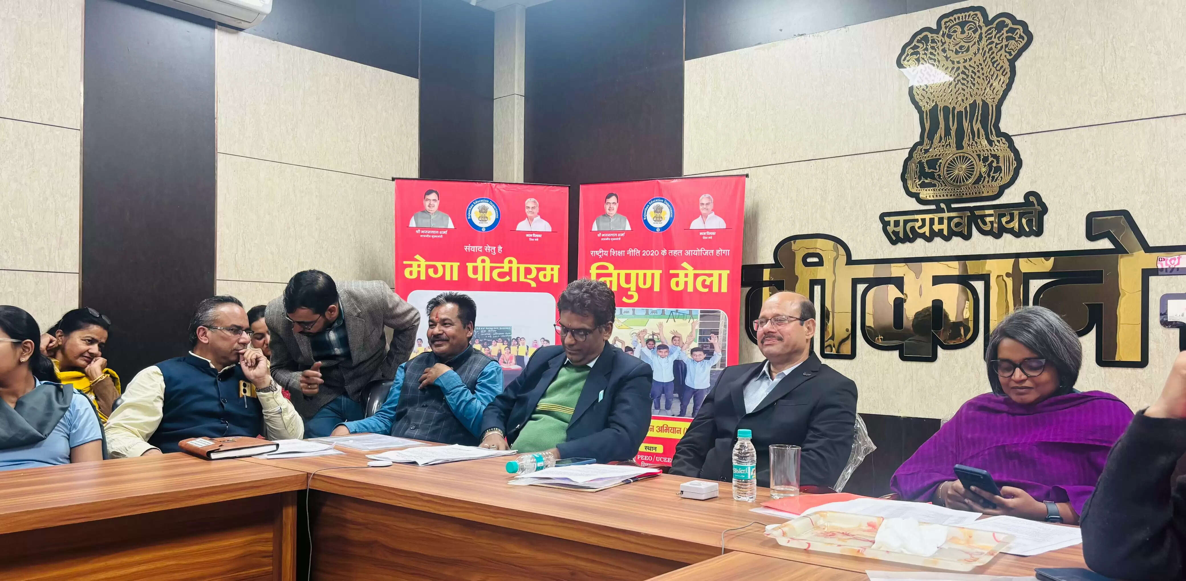 सीएम भजनलाल फोन पर बात करते हुए 