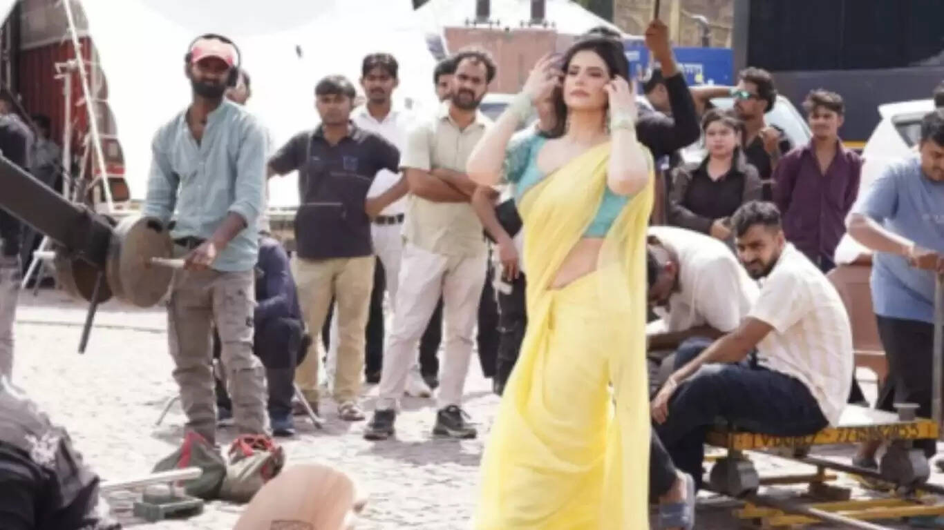 जरीन खान शूटिंग के दौरान 