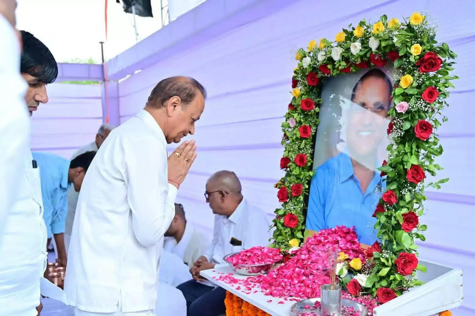Rameshwar Dudi के घर शोक जताने वालों का तांता: पवन खेड़ा, दिव्या मदैरणा, रणजीतसिंह चौटाला, जेठानंद, राजेन्द्र पारीक, वीरेन्द्र बेनीवाल डूडी के घर पहुंचे