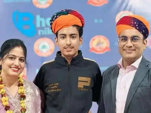 साइंस मैथ्स 99% शुभम, माता-पिता के साथ