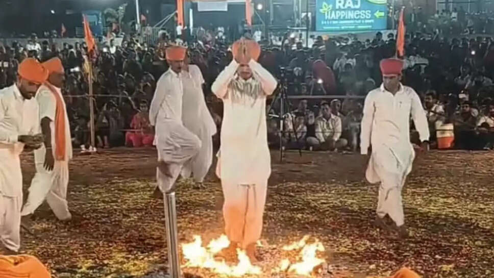 Fire Dance बीकानेर के सिद्ध सूरत में धधकते अंगारों पर नंगे पांव नाचे