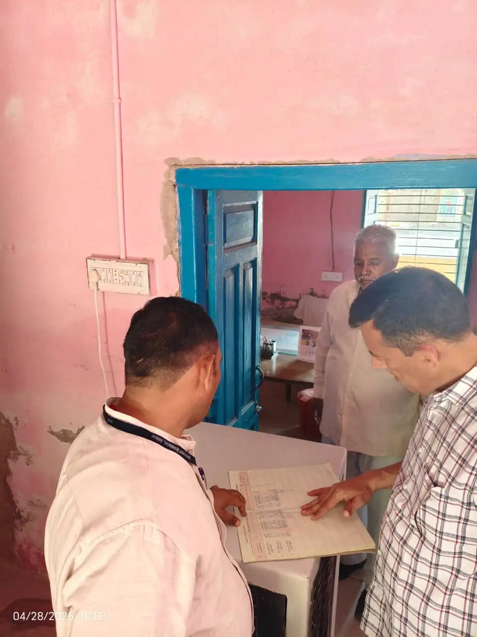 Kolayat : जयपुर से आए अफसरों ने कोलायत के सरकारी कार्यालयों में अचानक जांच, पड़ताल की&nbsp;