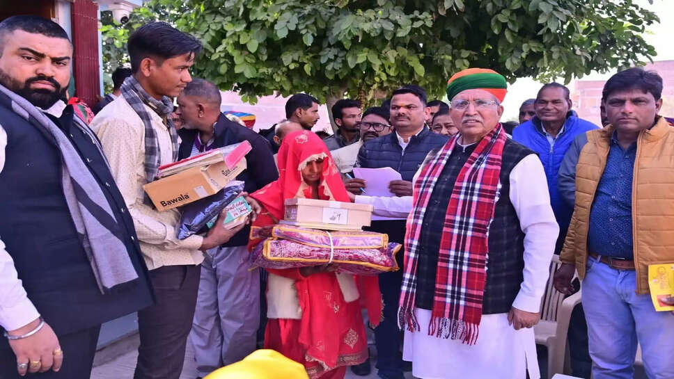 Bikaner : केंद्रीय मंत्री अर्जुनराम ने वर-वधू को बरी सहित अन्य विवाह सामग्री वितरित की