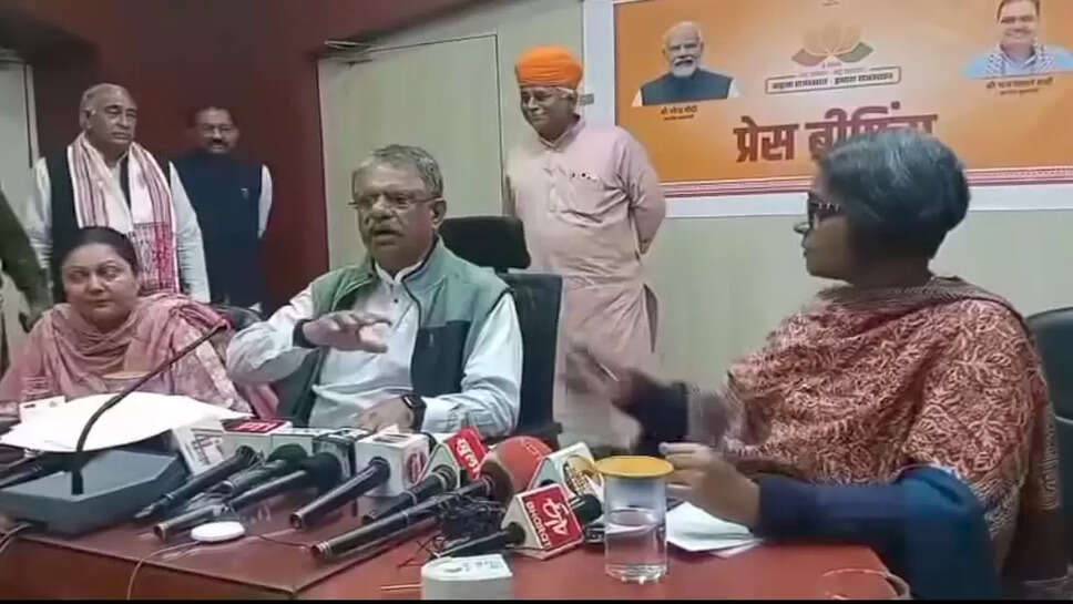 Bikaner MLA जेठानंद को कुर्सी नहीं दी, प्रभारी मंत्री खींवसर और कलेक्टर के पीछे खड़े रहे विधायक 