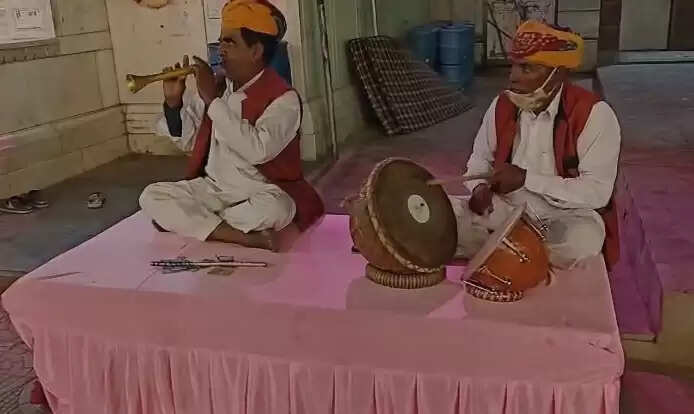 ड