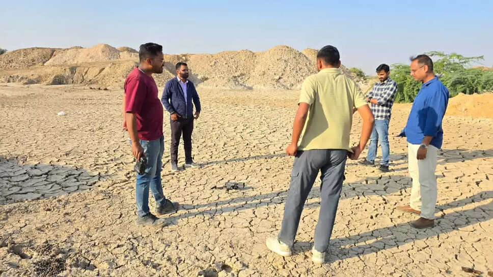 सर्वे करने वाले वरिष्ठ अधिकारियों की टीम में खनि अभियंता व भू-वैज्ञानिक शामिल