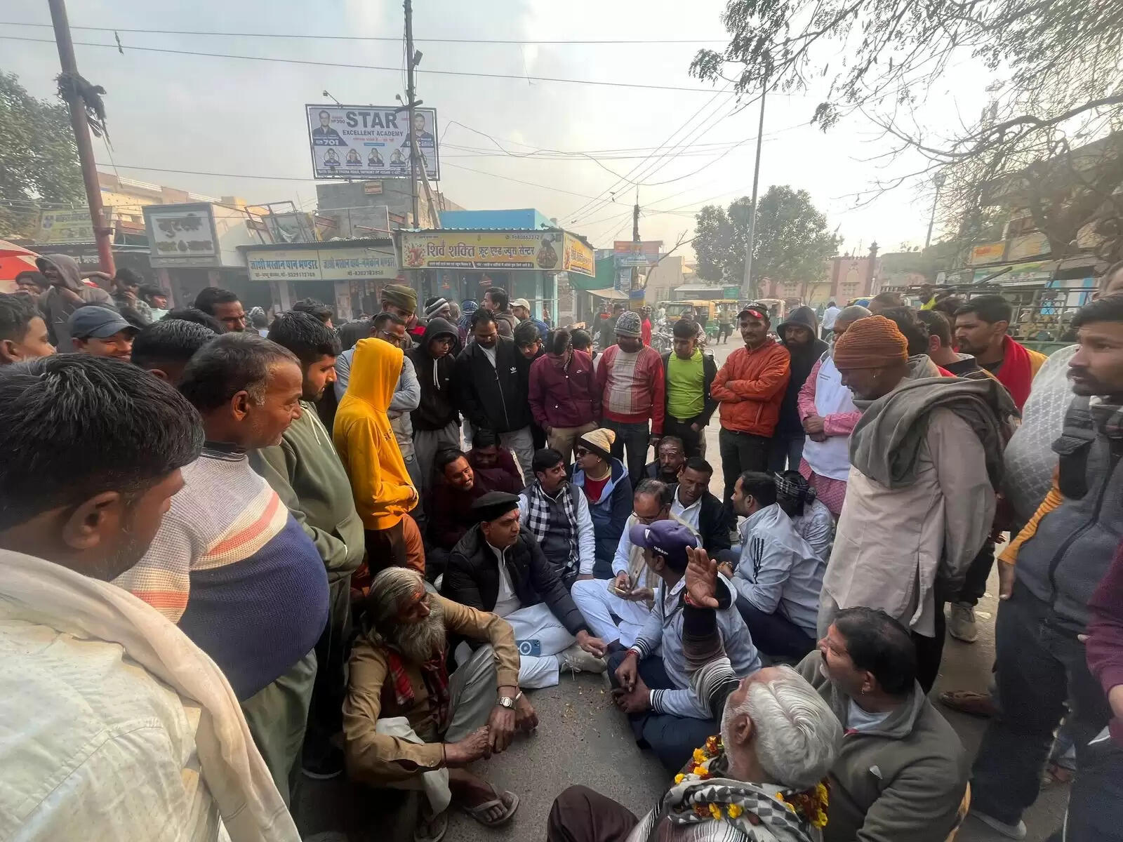 बीकानेर में बिजली कंपनी के खिलाफ गुस्साए लोगों ने रास्ता जाम किया